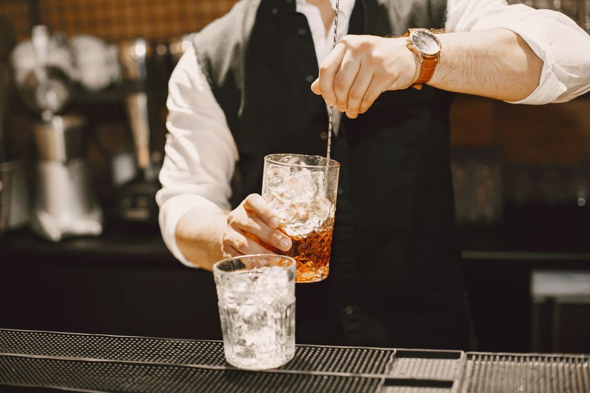 Bartender vs Mixologist vs Flair: khác nhau thế nào?