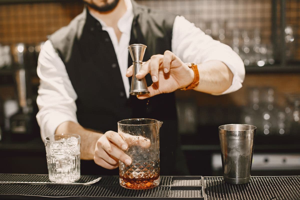 Bartender pha chế đồ uống sau quầy bar trong sự kiện
