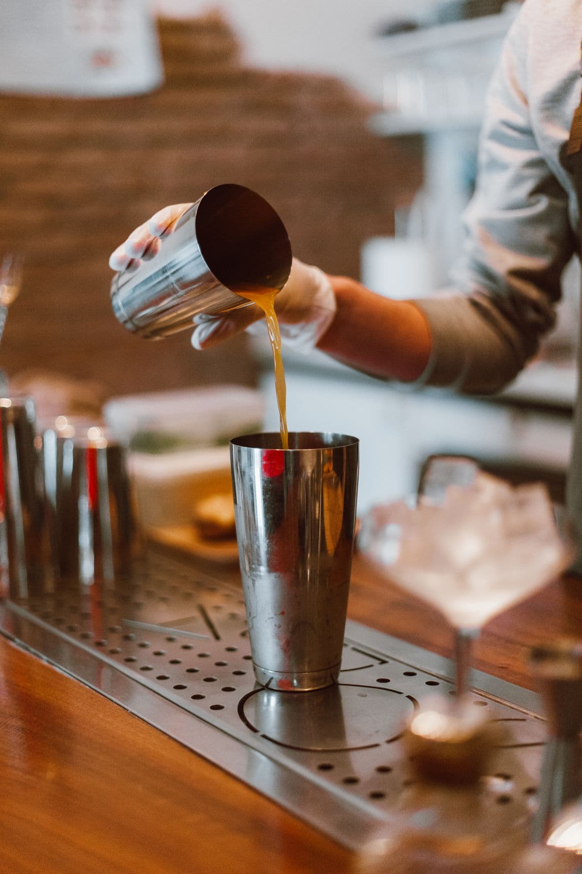 Mixologist tỉ mỉ sáng tạo công thức đồ uống signature