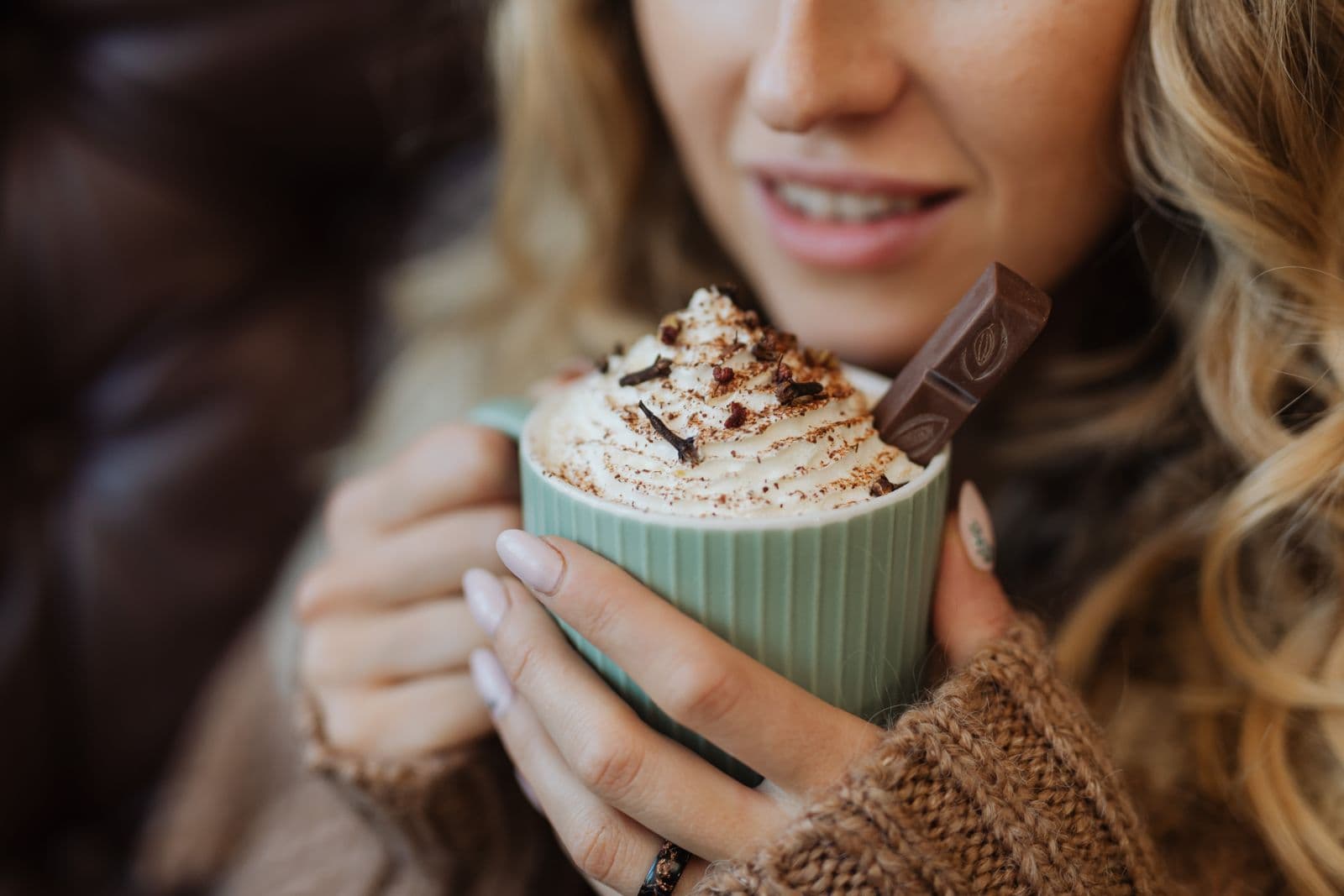 Ly cacao kem mặn hoàn thiện với lớp kem béo phủ trên mặt