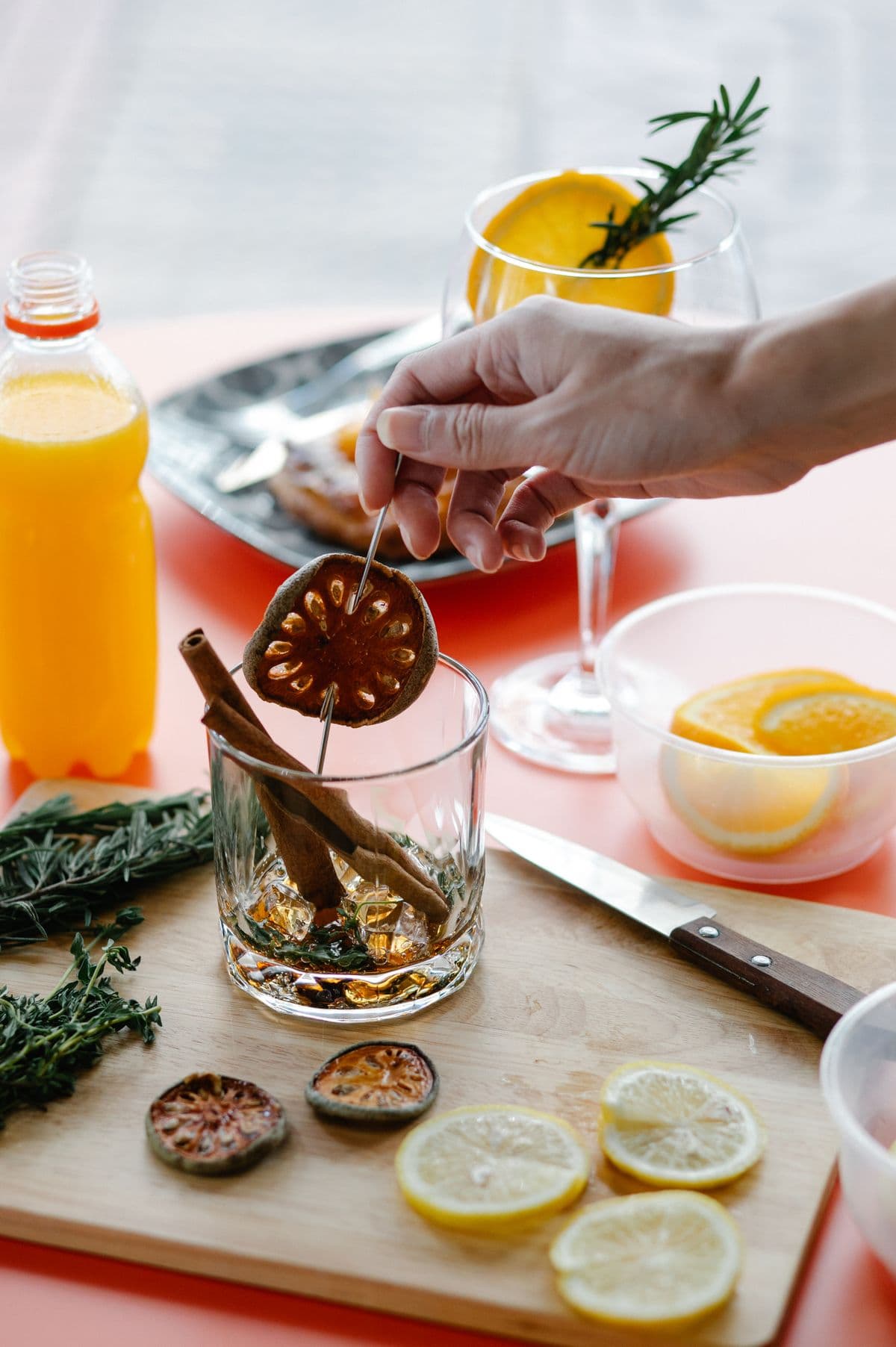 Cảnh trang trí garnish nghề bartender với cam quýt và quế