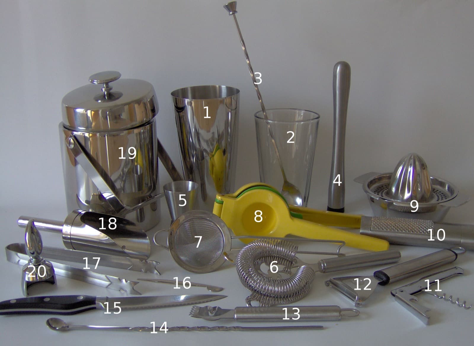 Bộ dụng cụ quầy bar: shaker, ly trộn, muỗng bar, chày dằm, jigger và rây lọc