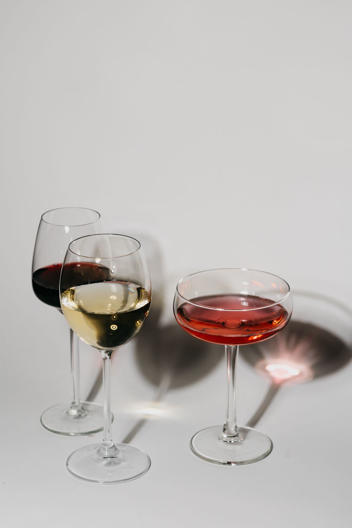 Bộ ly vang đỏ, trắng và rosé trên nền sạch