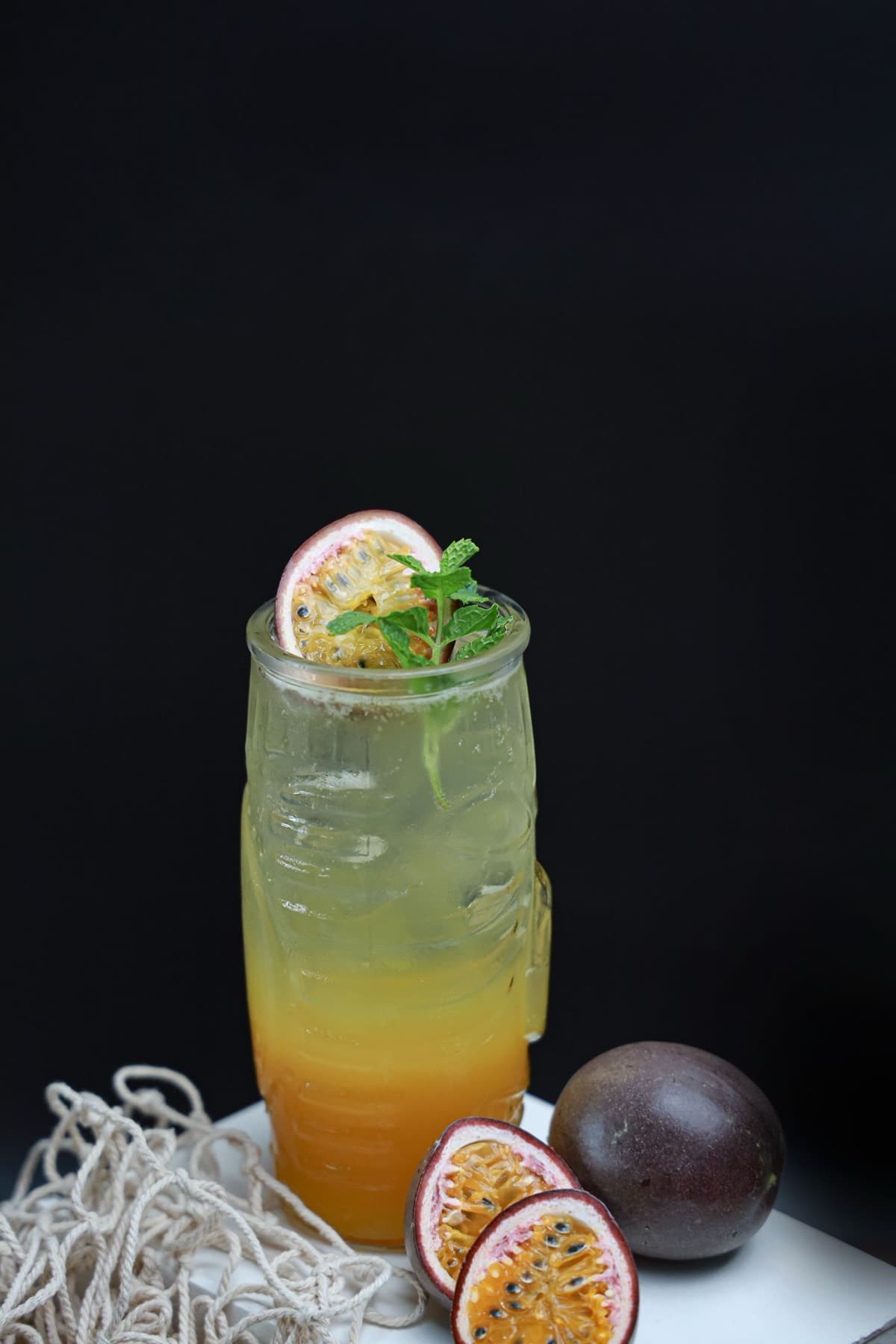 Ly soda chanh dây bạc hà với lá bạc hà tươi và lát chanh trong ly cao