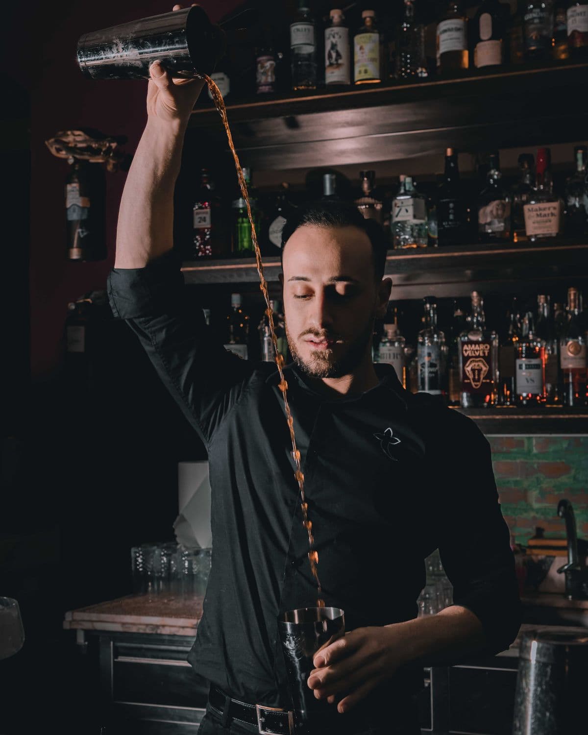 Bartender chuyên nghiệp pha chế tại sự kiện