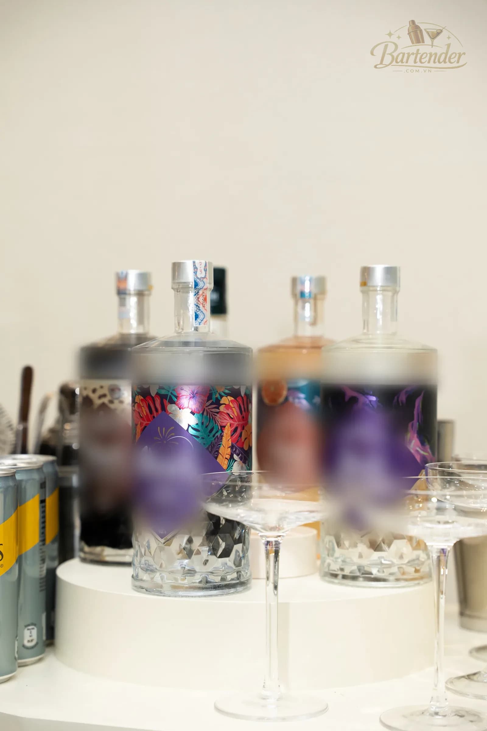 Dàn nguyên liệu và ly chuẩn bị cho quầy cocktail