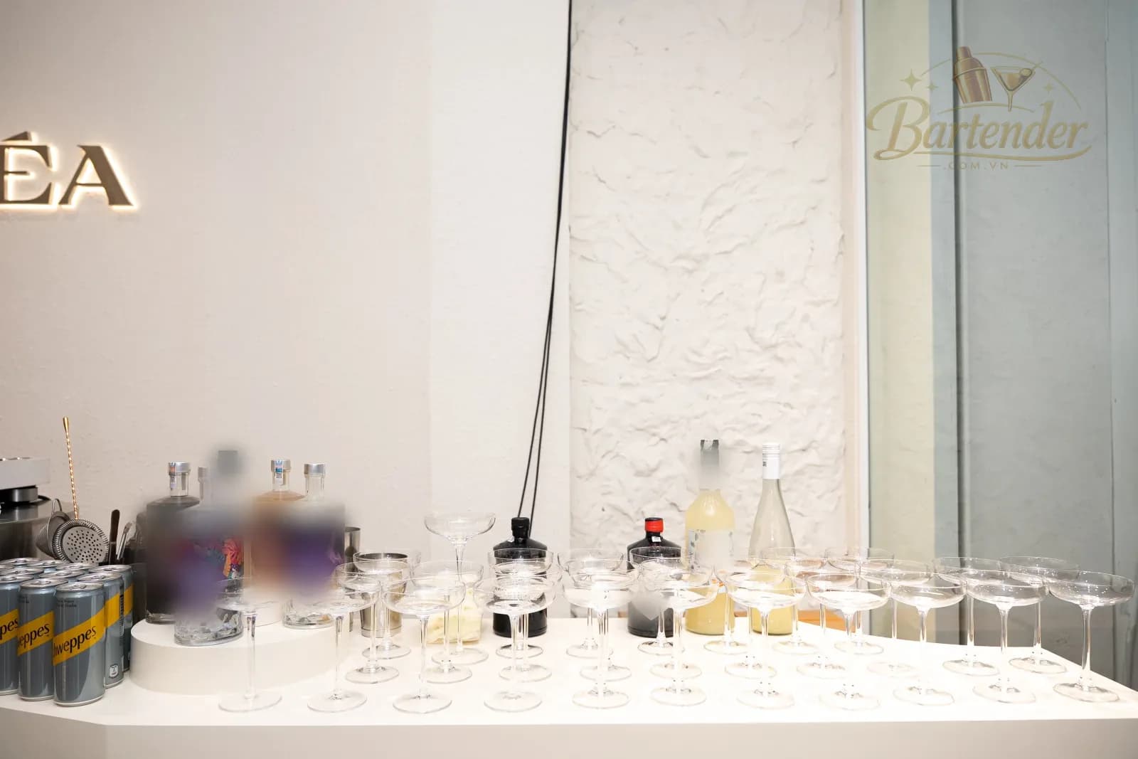 Quầy cocktail dựng trong showroom Jenéa với dãy ly coupe