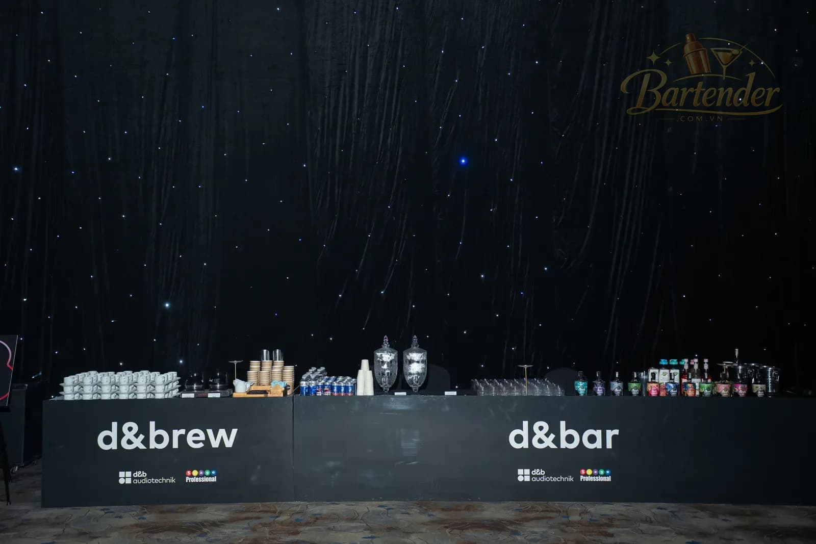 Hai quầy d&brew và d&bar dựng hoàn chỉnh trong khán phòng