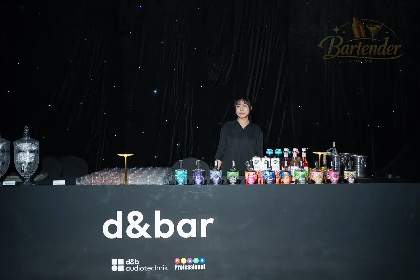 Quầy d&bar hoàn thiện, sẵn sàng đón khách