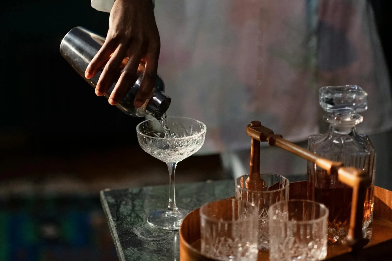 Bartender pha chế tại quầy bar trong giờ thực hành