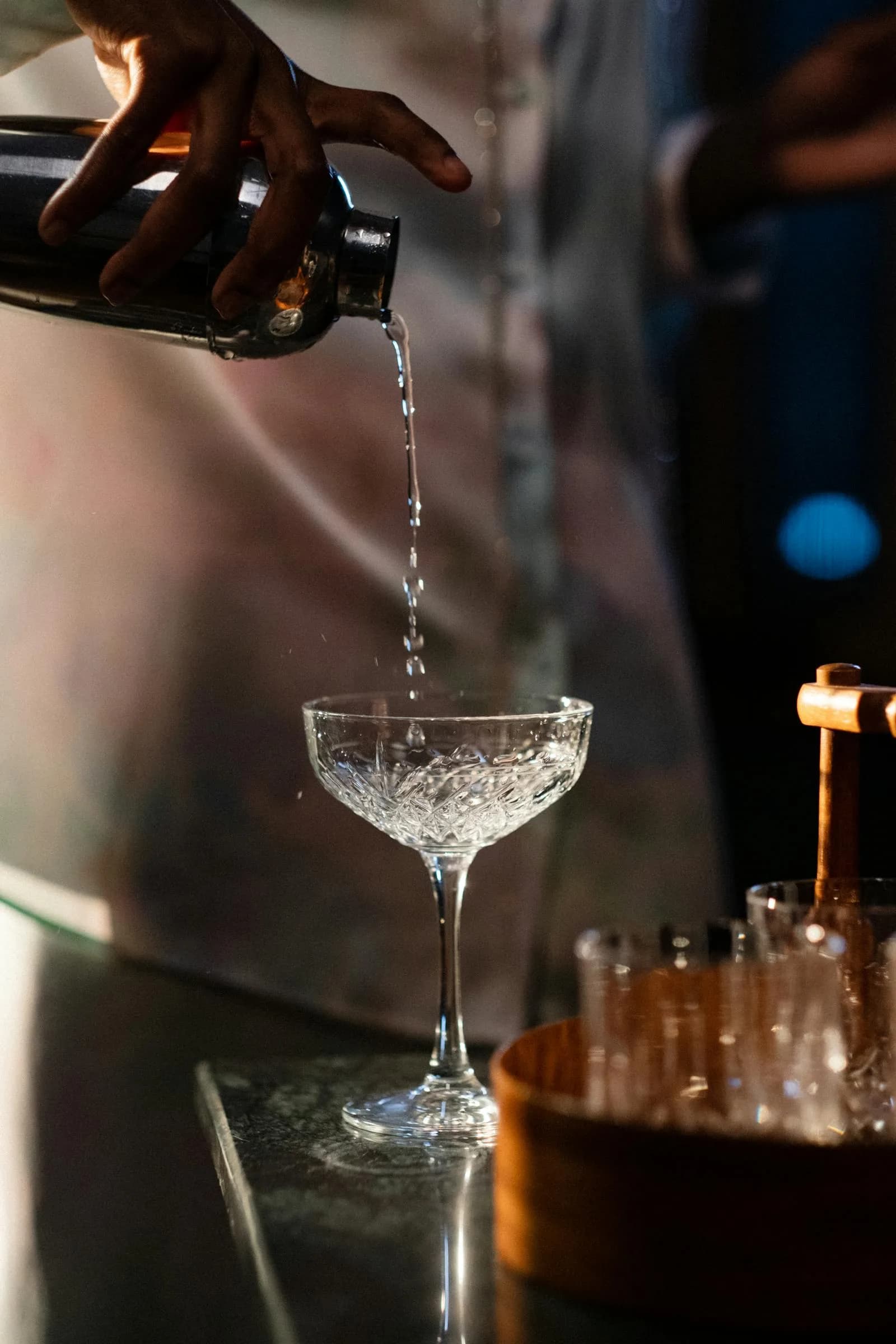 Bartender pha chế cocktail tại mobile bar setup cho tiệc cưới Phú Quốc